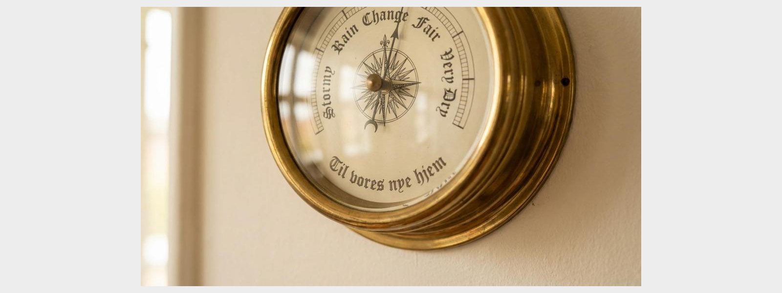Barometer med gravering: s�dan f�r du personlig tekst hos en urmager eller guldsmed
