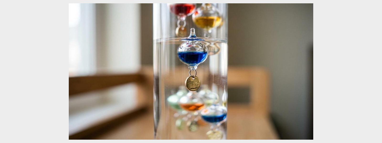 S�dan afl�ser du et galileitermometer