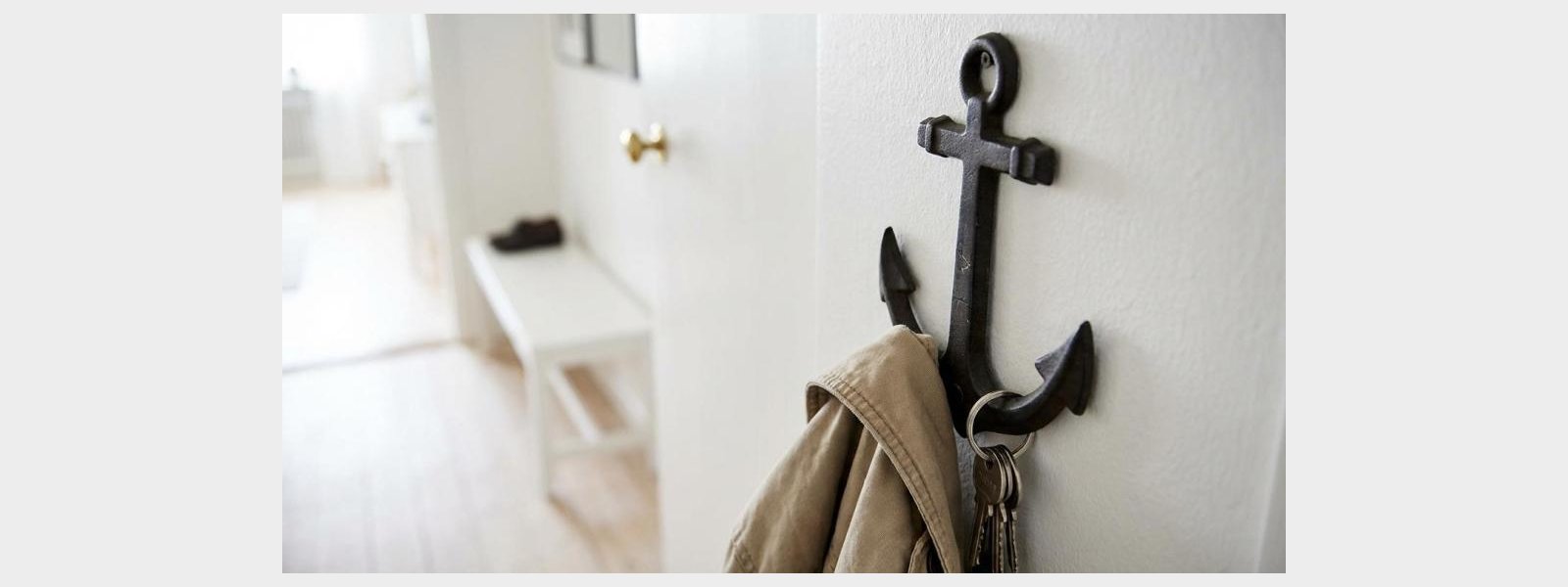 Nautiske symboler i indretning: kompasrose, anker og ror � betydning og brug