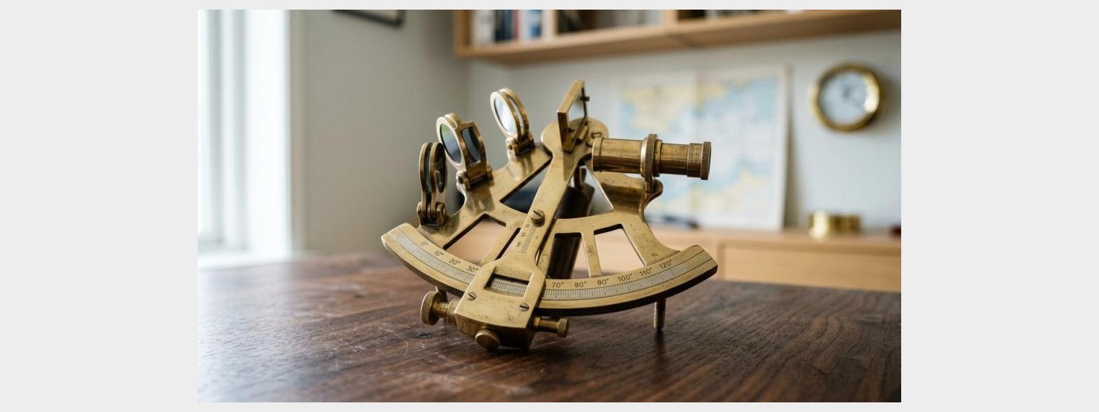 Sekstant i messing � klassisk nautisk instrument til dekoration (p� lager i DK)