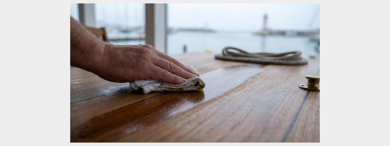 Teak vs akacietr� til maritime m�bler: holdbarhed, vedligehold og pris