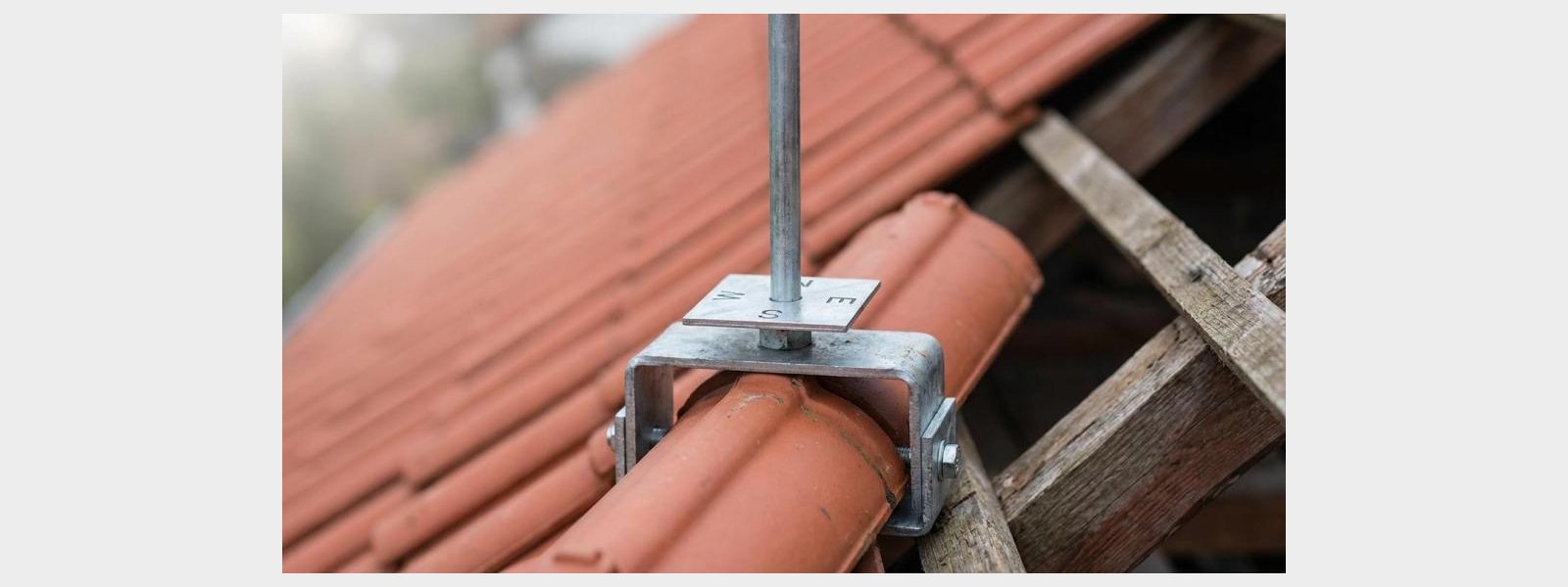 Vejrhane beslag til tegltag, st�ltag og kip: v�lg det rette monteringss�t