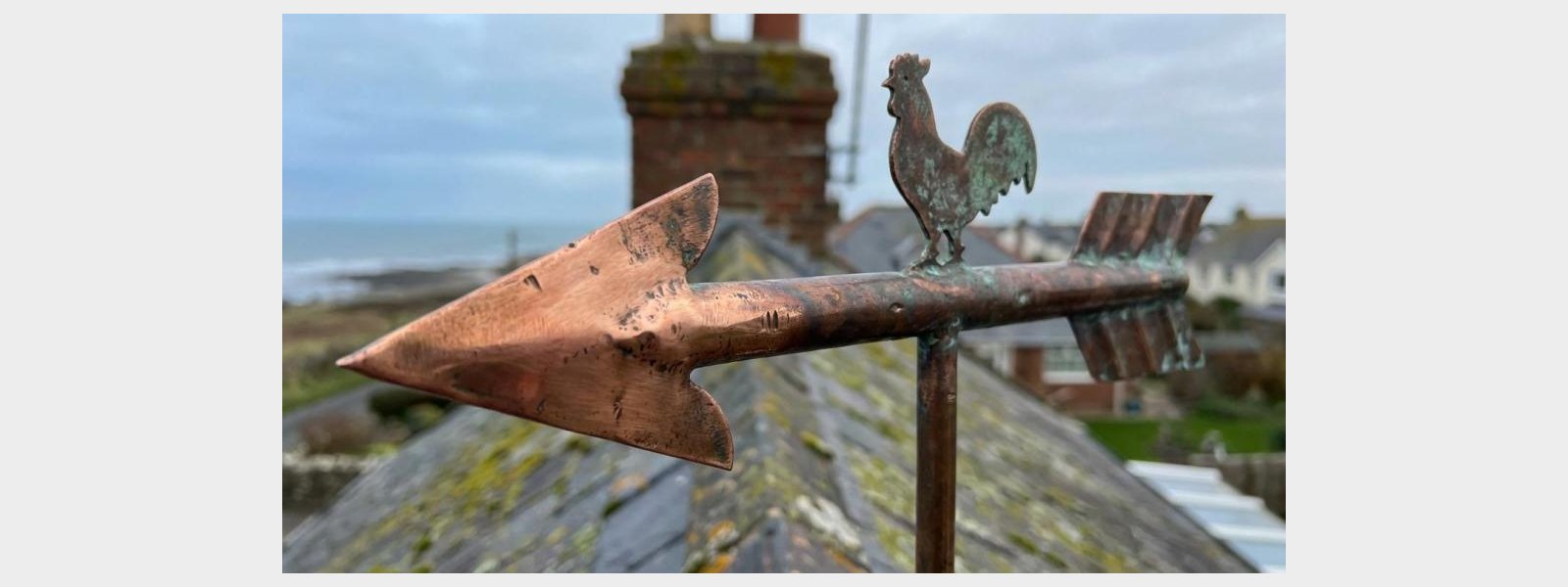 Vejrhane i kobber vs. messing vs. st�l: hvilket materiale passer til dit tag?