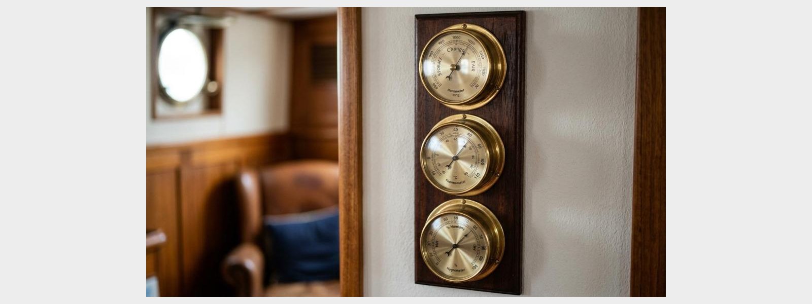 Vejrstation i messing til v�g (barometer + termometer + hygrometer) � klassisk maritim stil